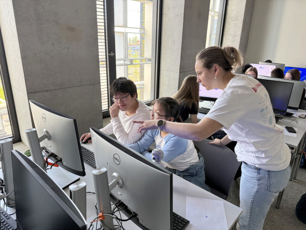 2026-04-22 ScienteensLab 6C4 (12)