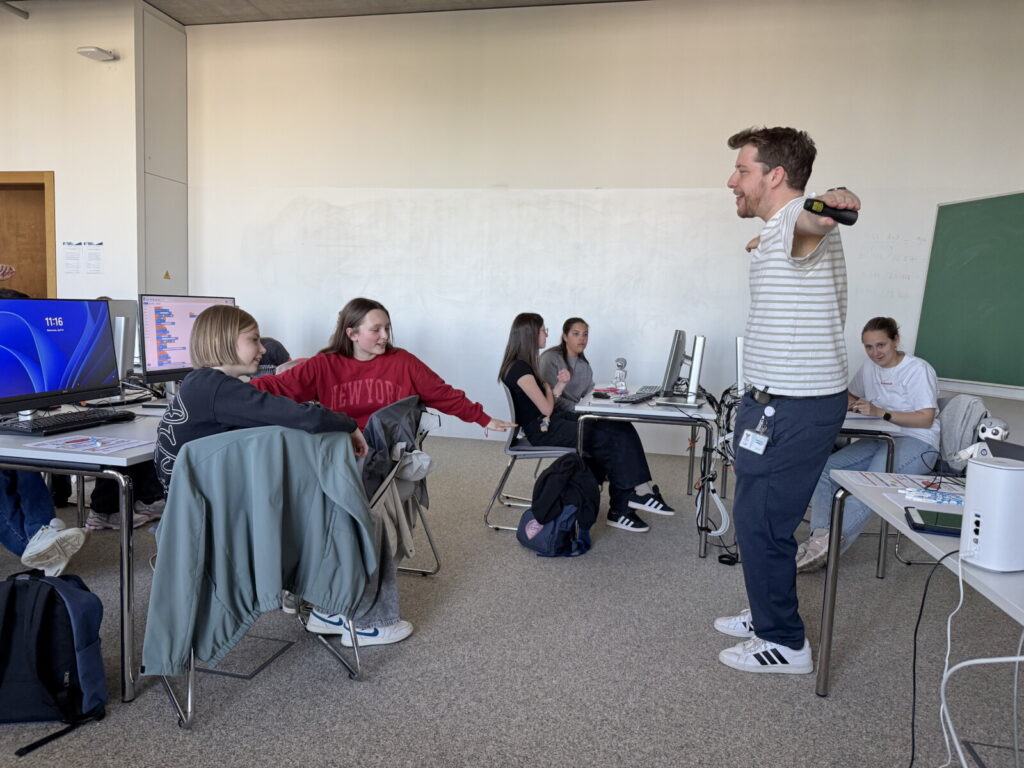 2026-04-22 ScienteensLab 6C4 (17)
